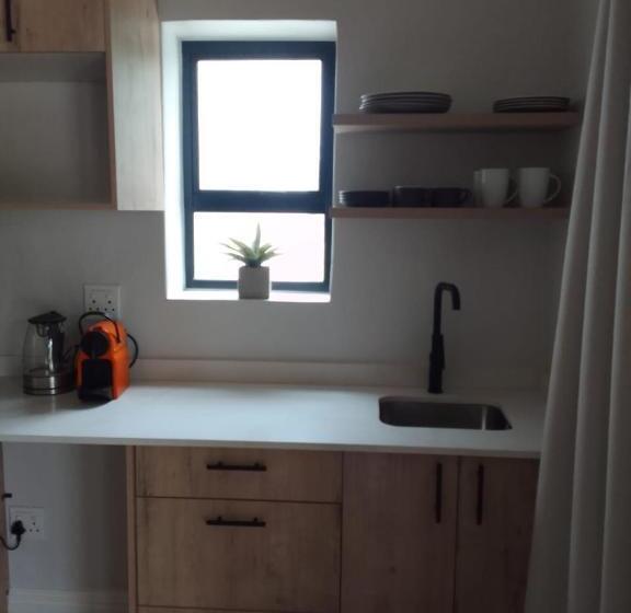 هتل Topiary Wine Estate & Cottages