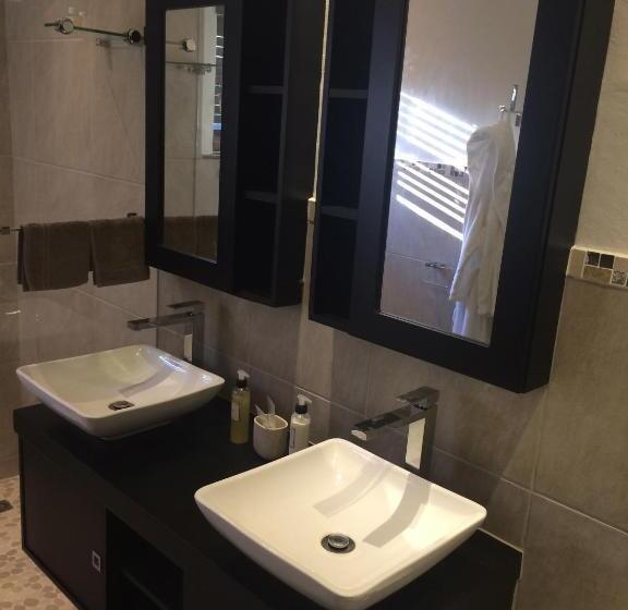 هتل Topiary Wine Estate & Cottages