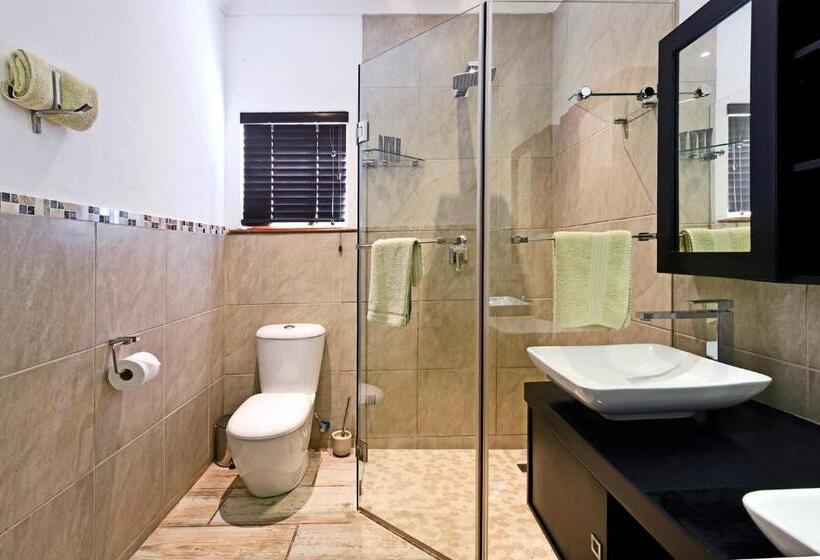 هتل Topiary Wine Estate & Cottages