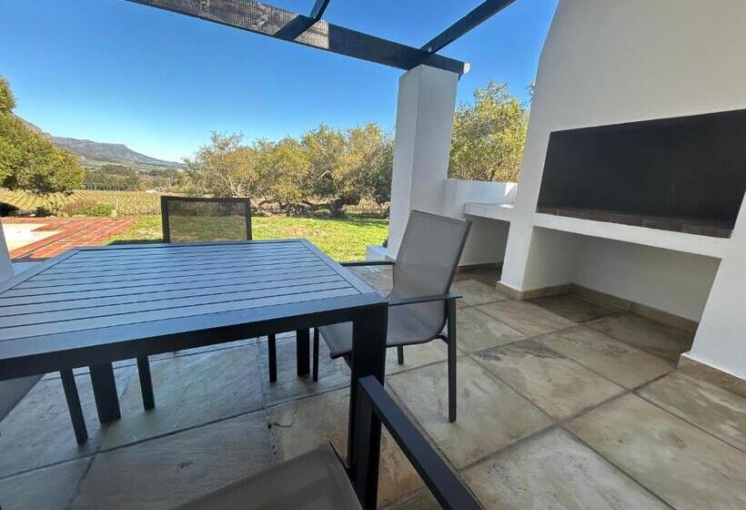 هتل Topiary Wine Estate & Cottages