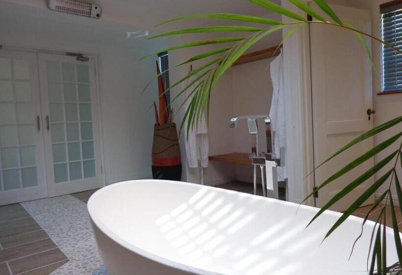 هتل Topiary Wine Estate & Cottages