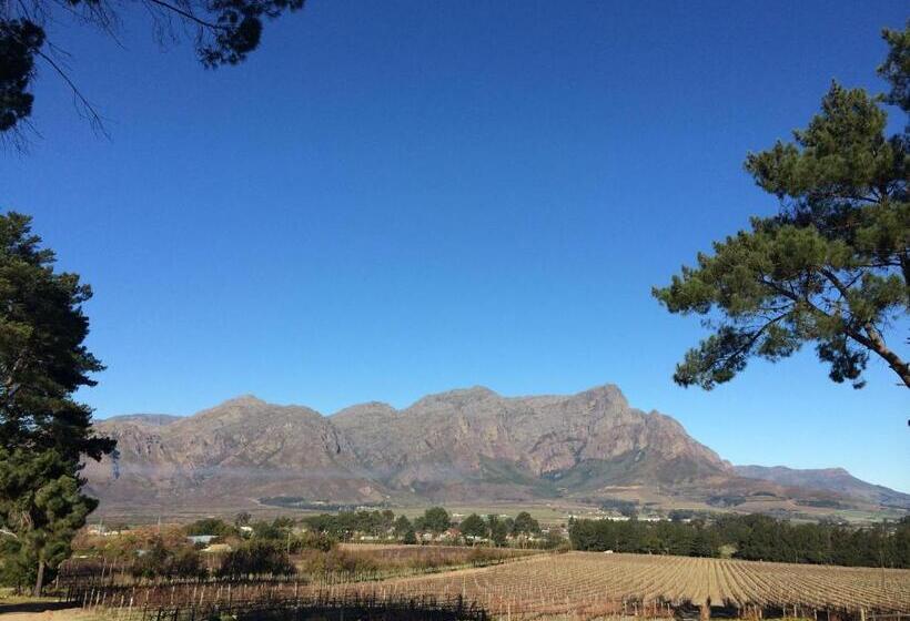 هتل Topiary Wine Estate & Cottages