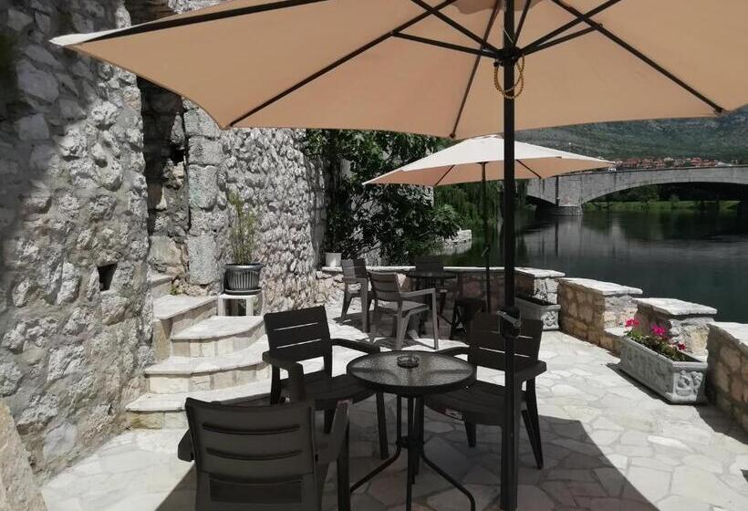 پانسیون Castello