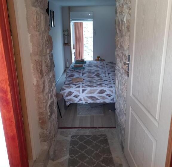 پانسیون Castello