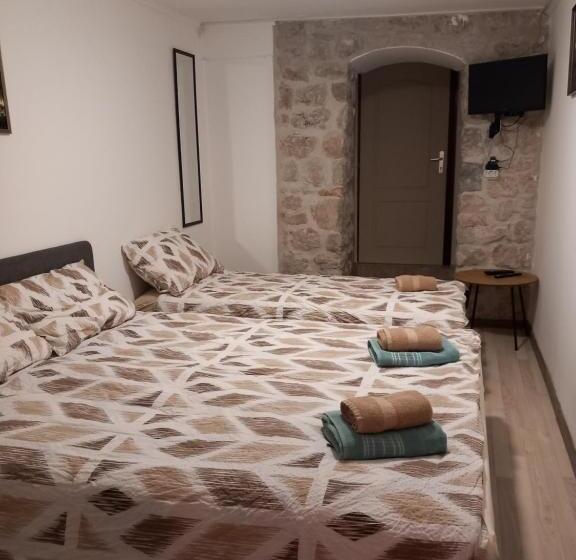 پانسیون Castello