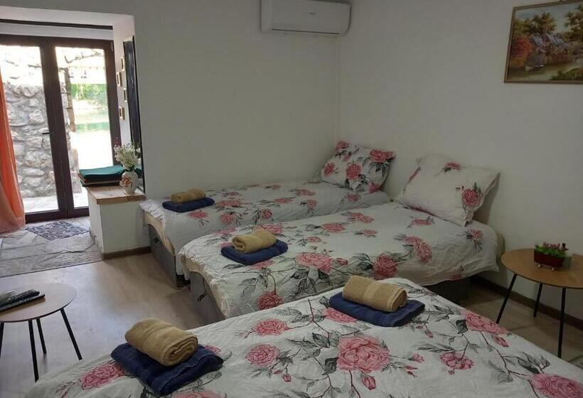 پانسیون Castello