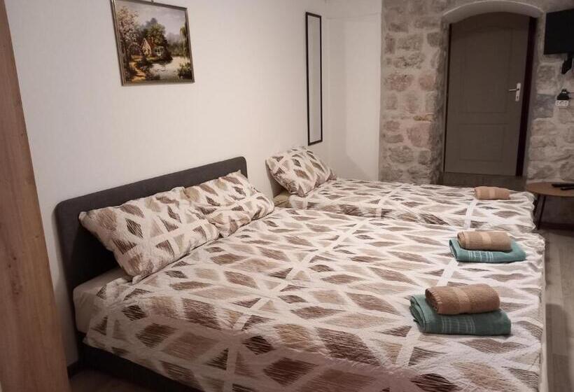 پانسیون Castello