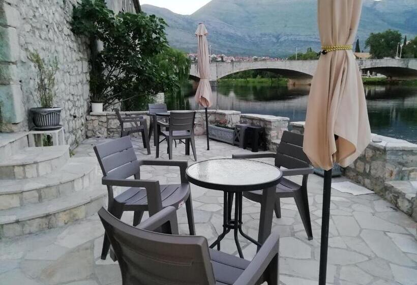 پانسیون Castello