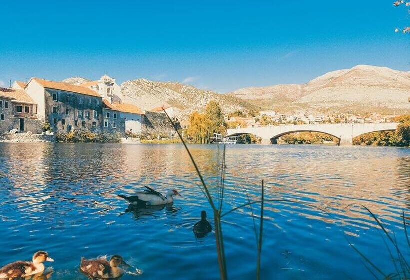 پانسیون Castello