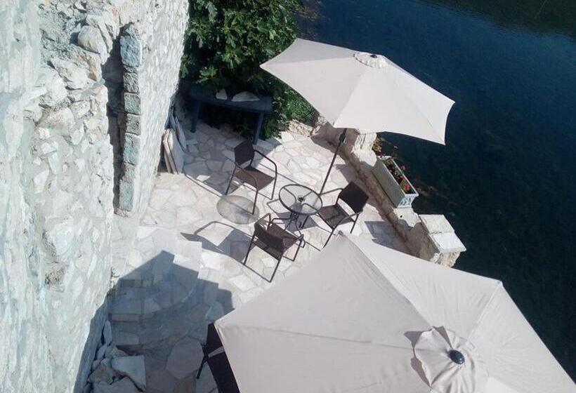 پانسیون Castello