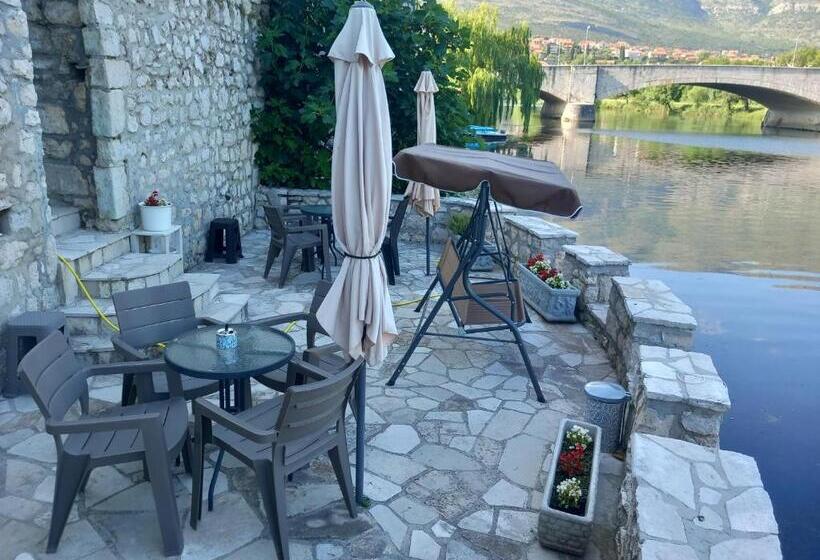 پانسیون Castello