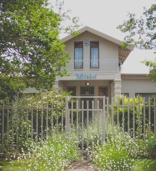 פנסיון Mirabel Guesthouse