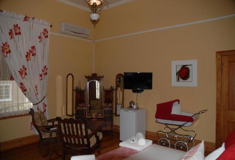 פנסיון Moonlight Manor