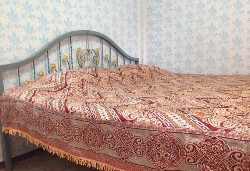 פנסיון Three J Guesthouse