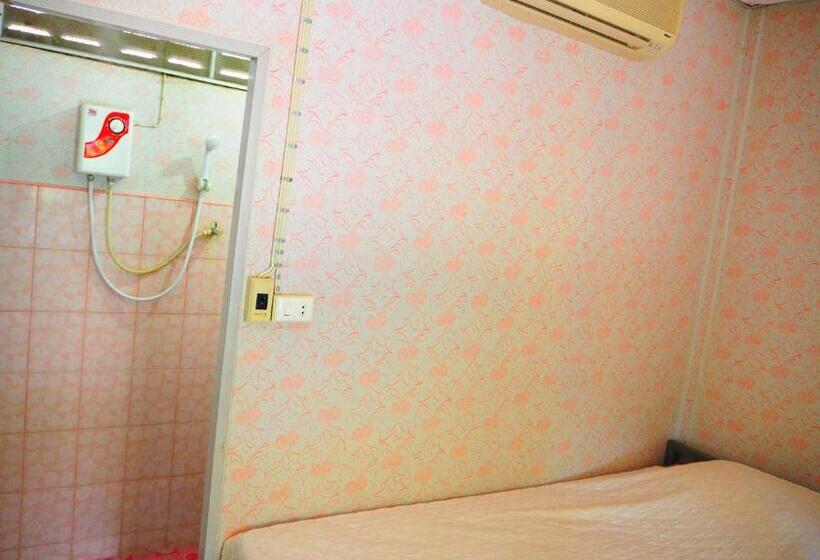 פנסיון Three J Guesthouse