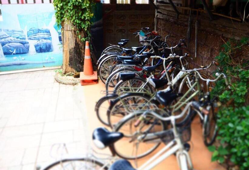 פנסיון Three J Guesthouse