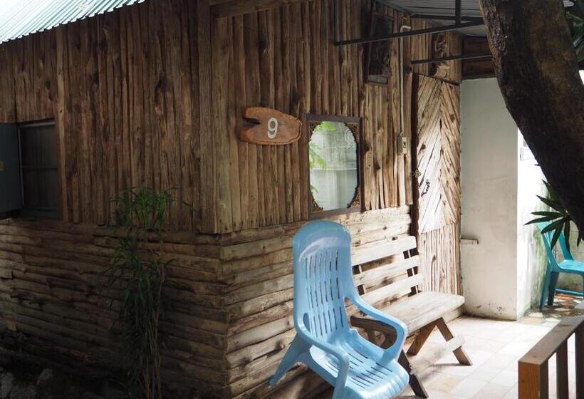 פנסיון Three J Guesthouse