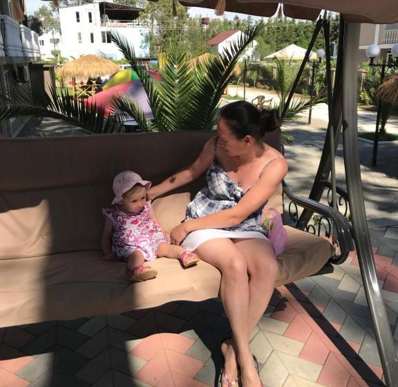 هاستل Chito Gvrito