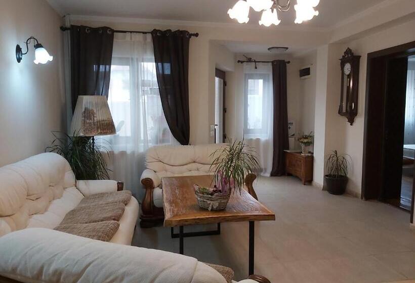 پانسیون Alexander House