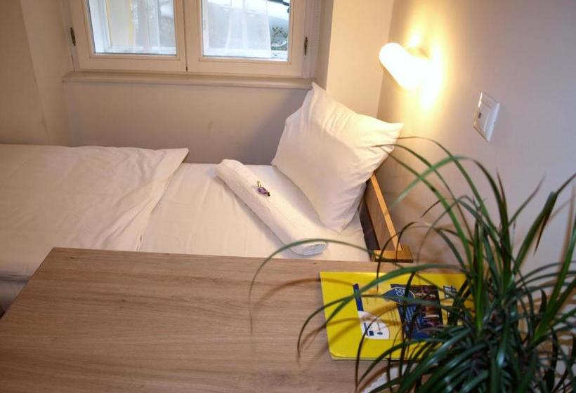 פנסיון Ciszterci Szállás Pécs