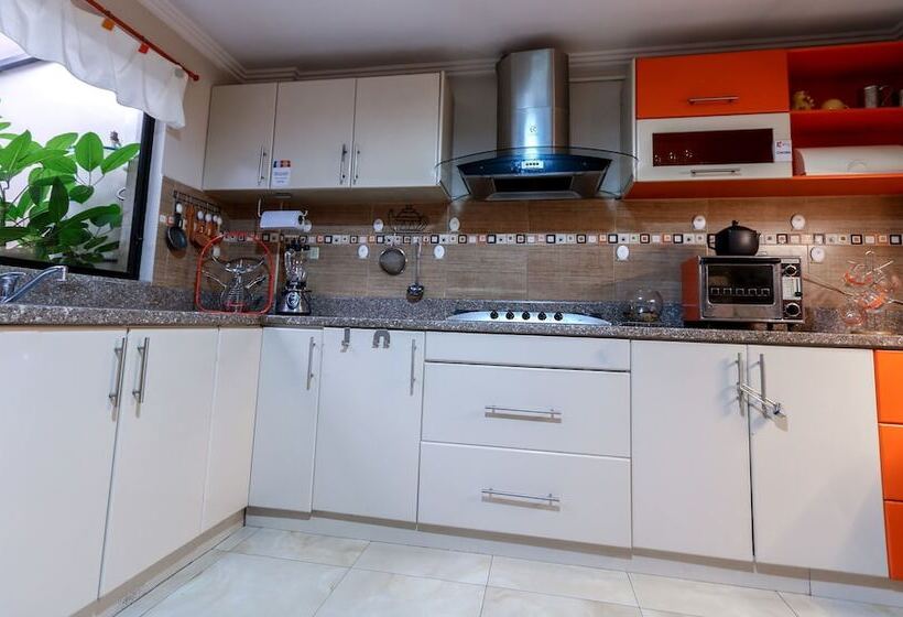 بنسيون Hostal Kolibri B&b