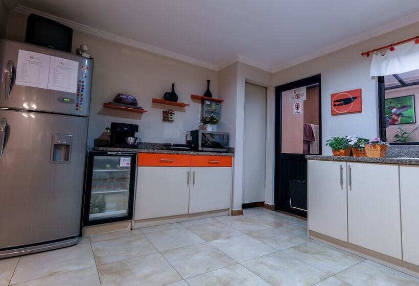 بنسيون Hostal Kolibri B&b