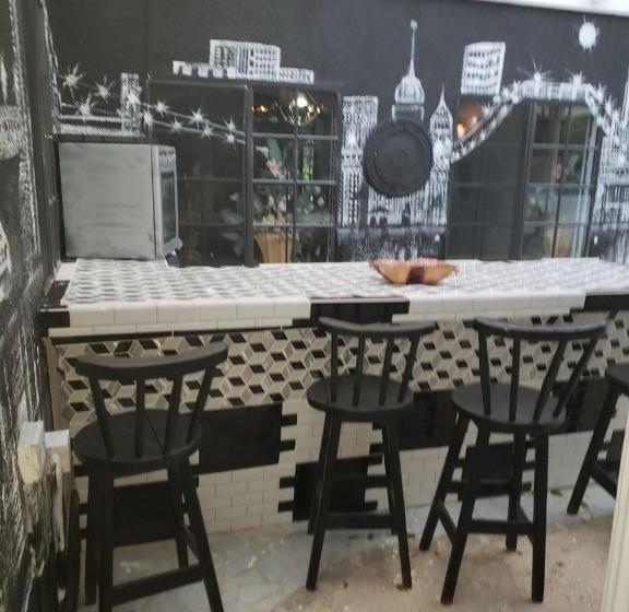 پانسیون Little Savoy Guest House