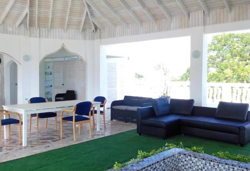 پانسیون Little Savoy Guest House