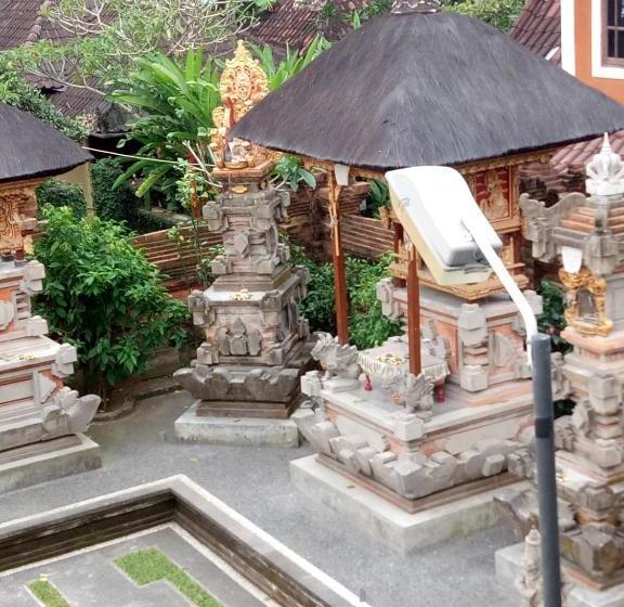 פנסיון Suryadina Guest House