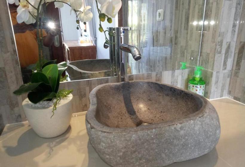 פנסיון Suryadina Guest House