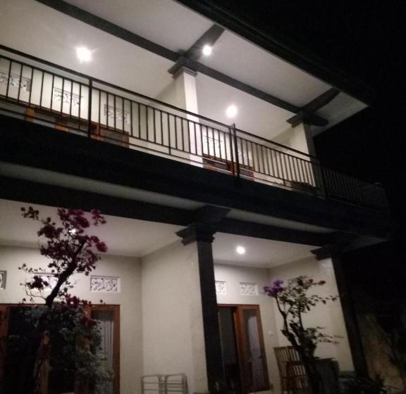 פנסיון Suryadina Guest House