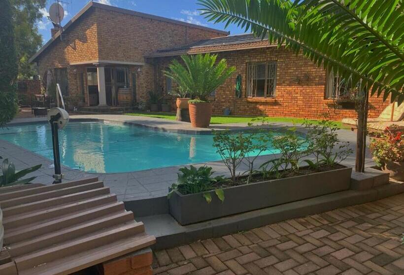 פנסיון Dobbs Lodge