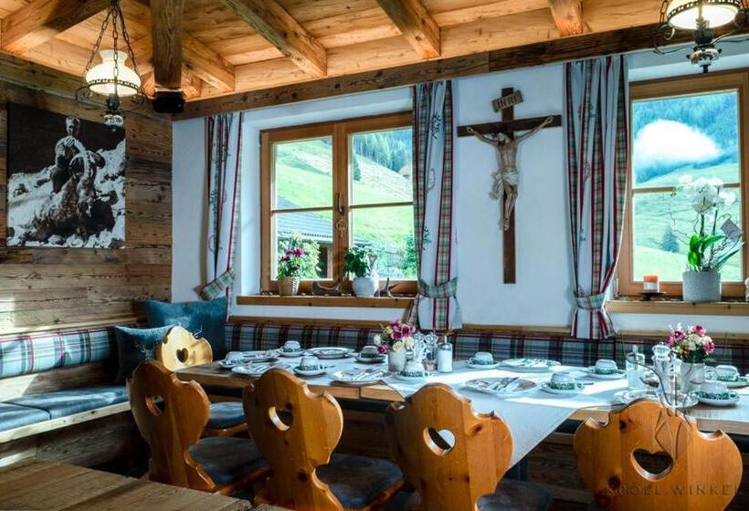 پانسیون Alpengasthof Karalm