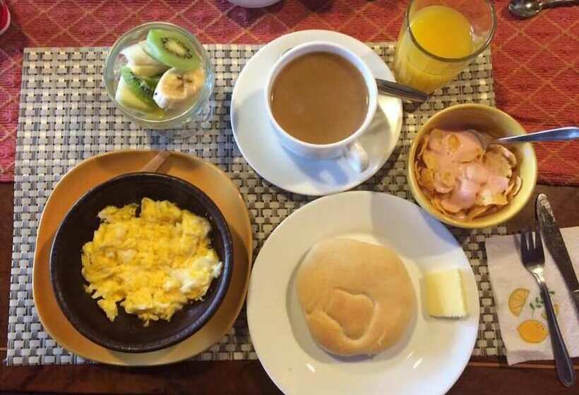 بنسيون Yemanya Hostal