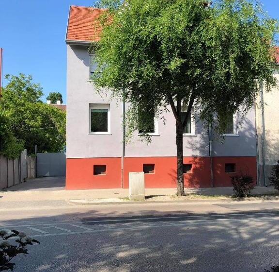 Пансион Alpesi Apartman Downtown