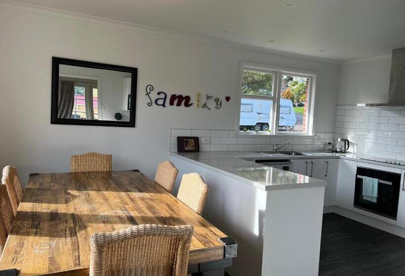 پانسیون Close To Picton Town