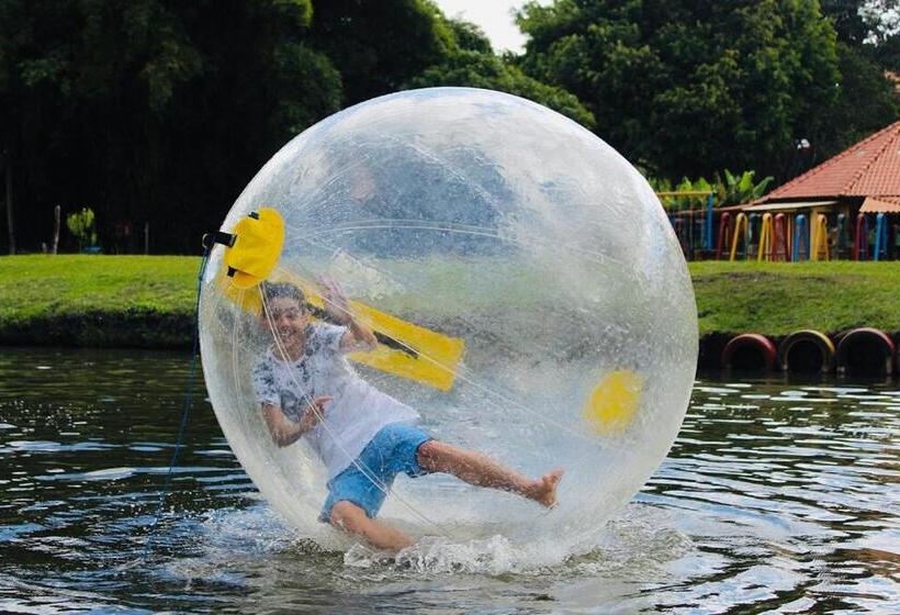 پانسیون Ganso Complexo De Lazer