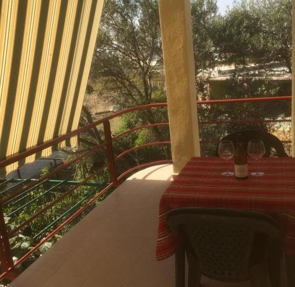 פנסיון H And H Guesthouse