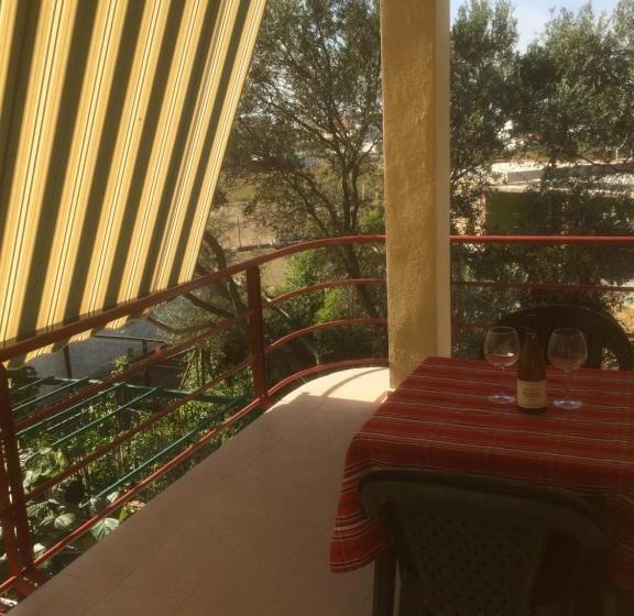 פנסיון H And H Guesthouse