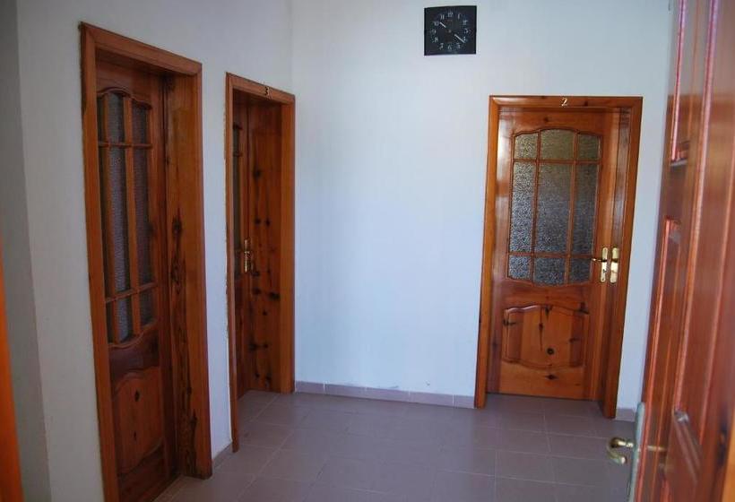 פנסיון H And H Guesthouse