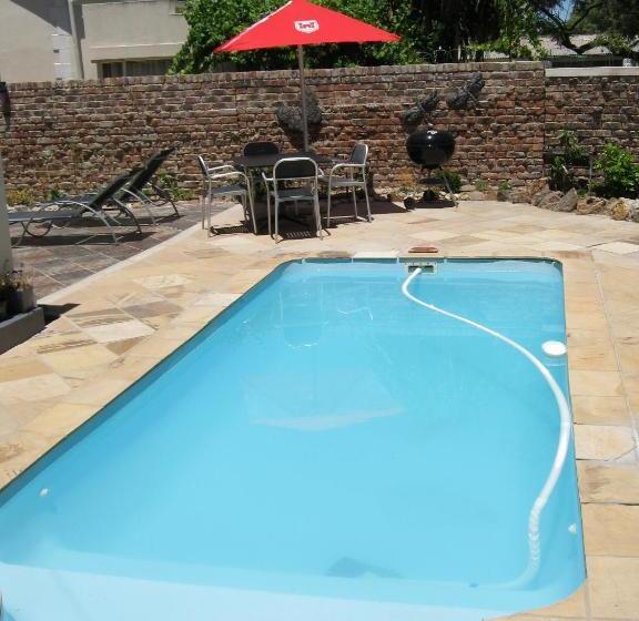 بنسيون Ladismith Manor