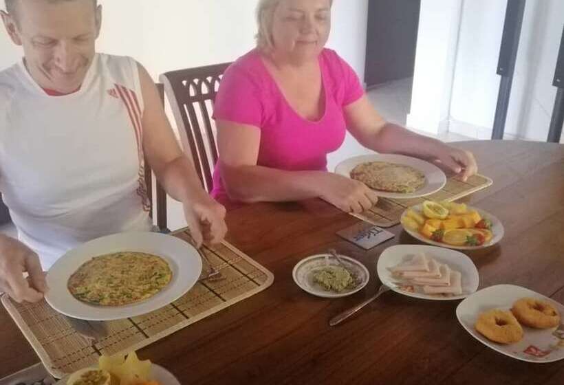 פנסיון Methira Villa