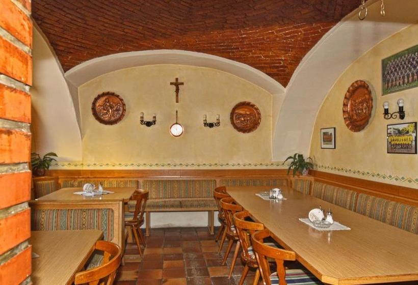 بنسيون Stiftsgasthof Hochburg