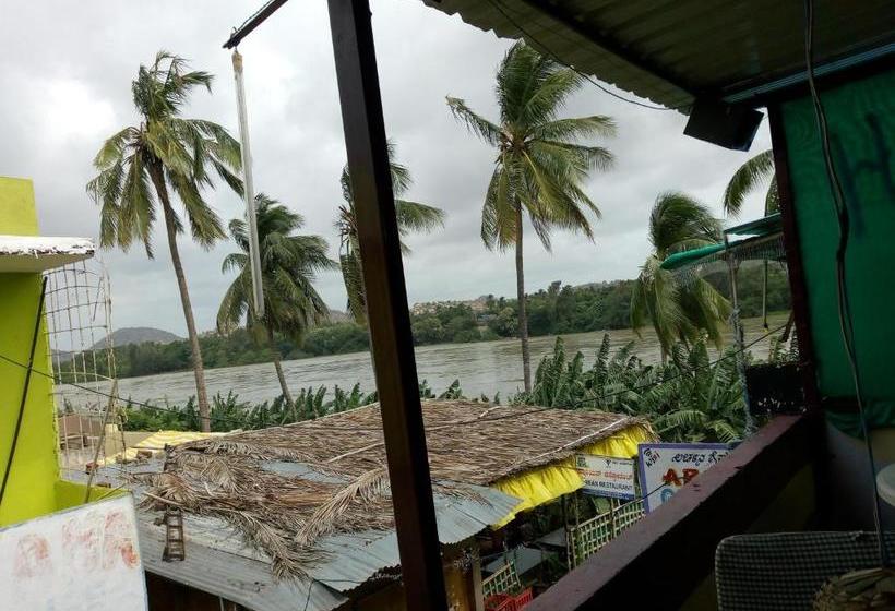 پانسیون Riverside Homestay