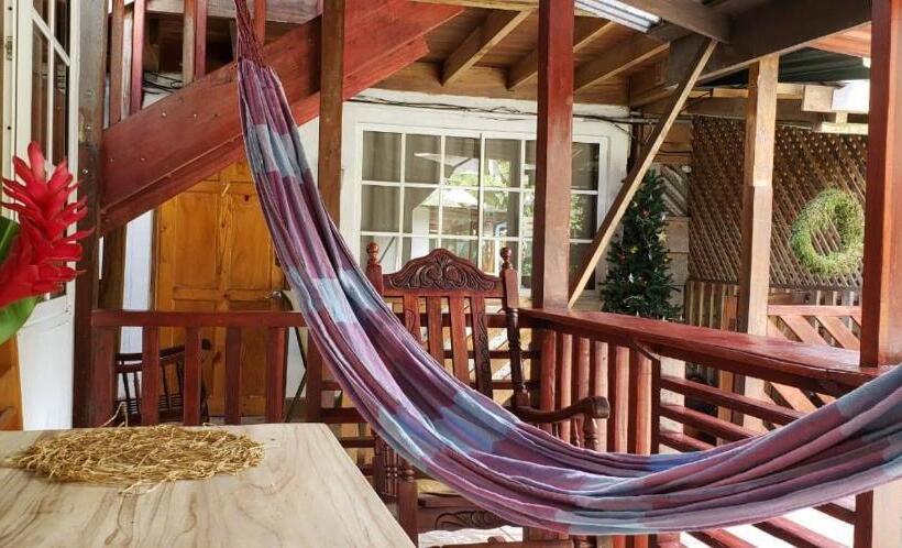 ユースホステル Hostal Cecilia