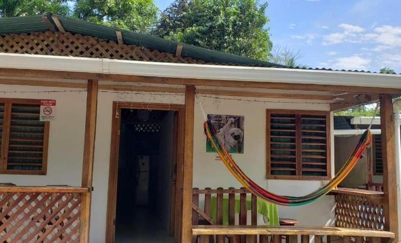 ユースホステル Hostal Cecilia