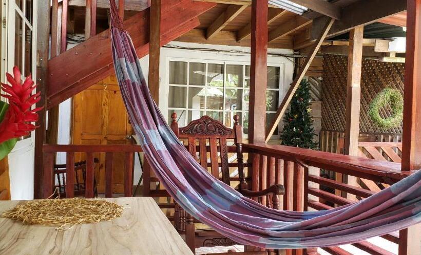 ユースホステル Hostal Cecilia