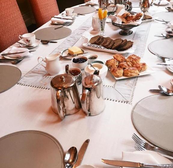 مبيت وإفطار Knockeven House