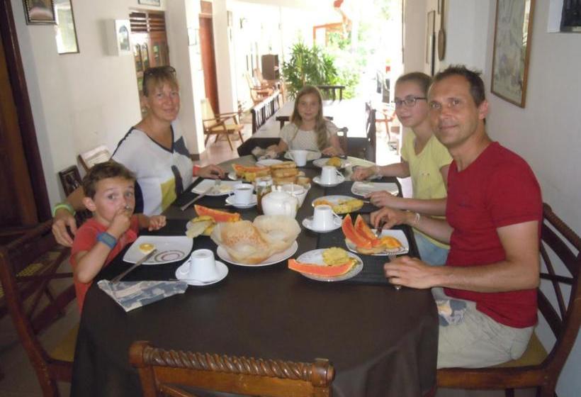 بنسيون Devi Tourist Home