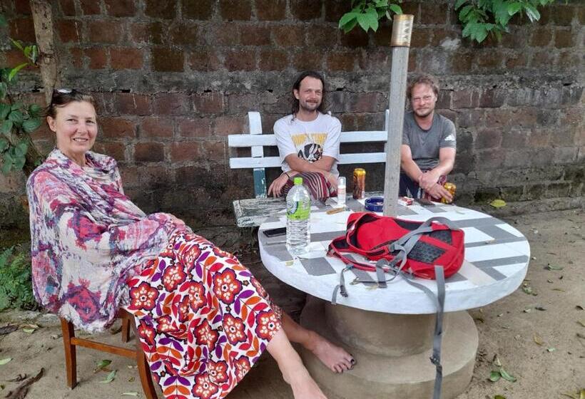 بنسيون Devi Tourist Home